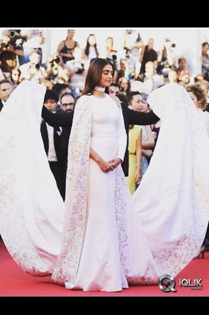 Sonam-Kapoor-at-Cannes-2016